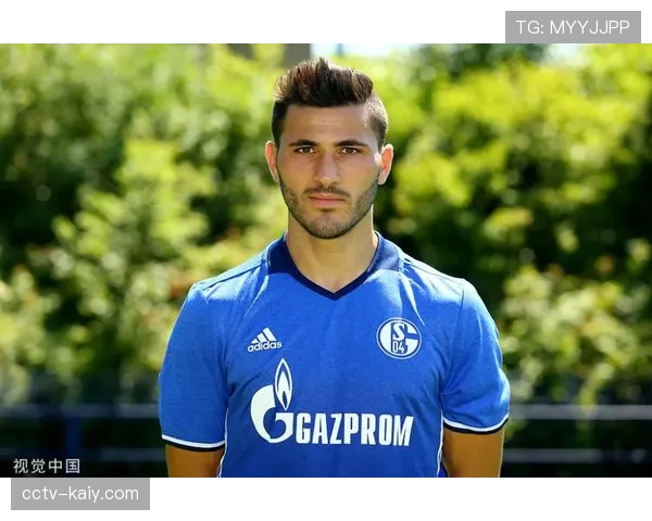 告别时刻：沙尔克04传奇后卫赛后绕场致谢球迷